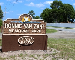 ronnie-van-zant-memorial_34178622824_o
